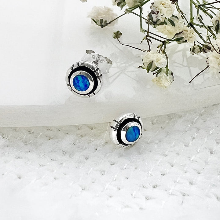 Compra online unos hermosos de aretes redondos con la piedra ópalo 💙 en Costa Rica 🇨🇷 de Nicola Joyería