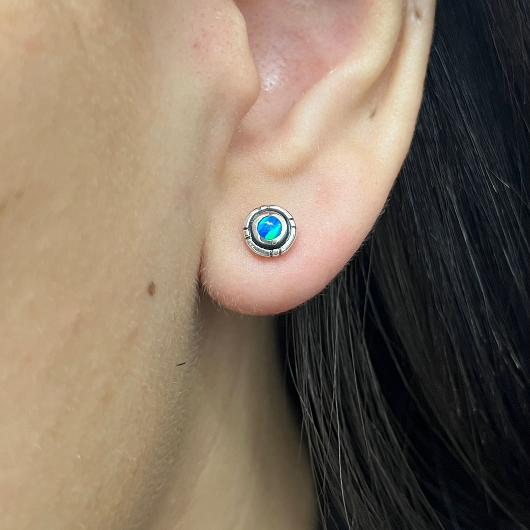 Compra online unos hermosos de aretes redondos con la piedra ópalo 💙 en Costa Rica 🇨🇷 de Nicola Joyería