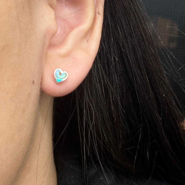 Compra online unos hermosos de aretes en forma de corazón con concha abulón 💚 en Costa Rica 🇨🇷 de Nicola Joyería