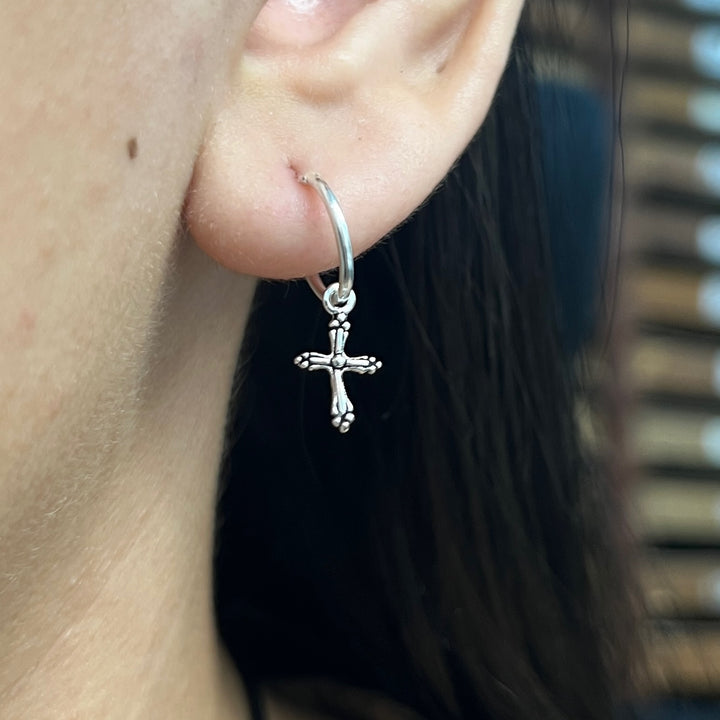 Compra online unas argollas pequeñas de plata con cruces colgantes en Nicola Joyería  ✔️ Envío en 48 horas ✔️ Alta Calidad ✔️ Costa Rica 🇨🇷 