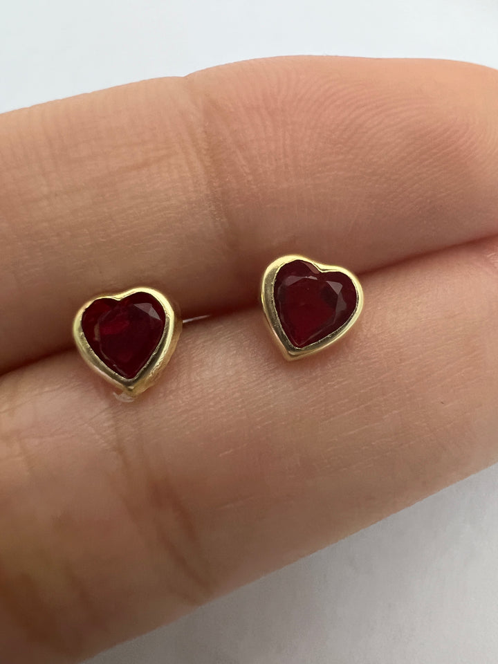 Aretes de Oro 10k Corazón Rojo 4MM