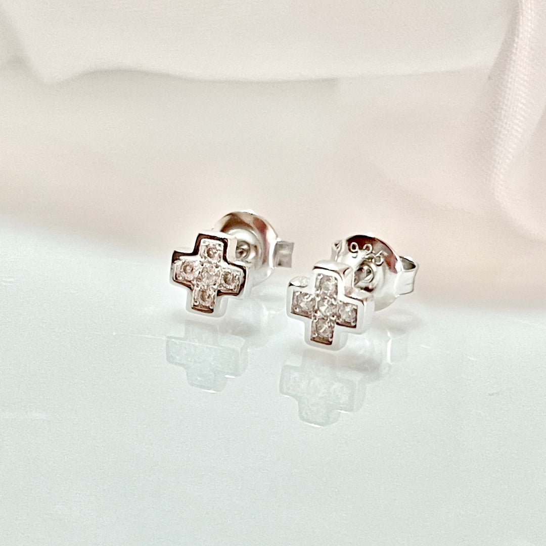 Aretes Plata Mini Cruz ✝️ 6MM | Nicola Joyería 